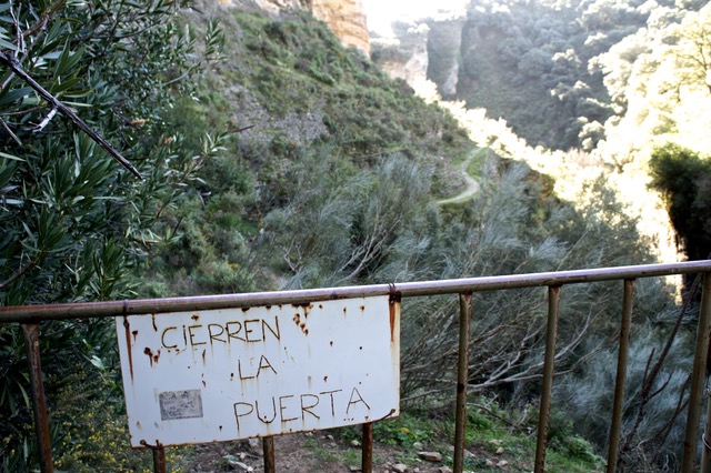 Please close gate. Typical rural camino sign. Photo © snobb.net